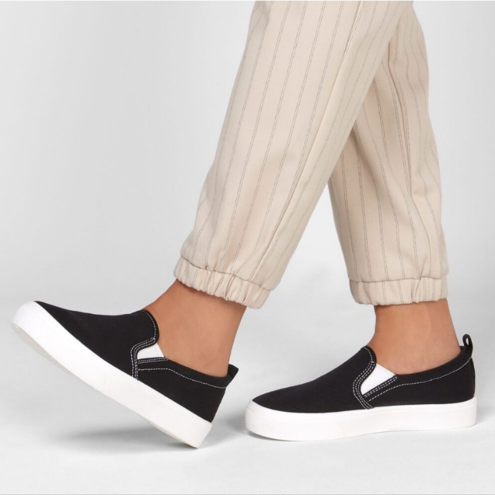 NWT!! Sketchers Street Poppy Black Slip On Sneakers SZ 8.5